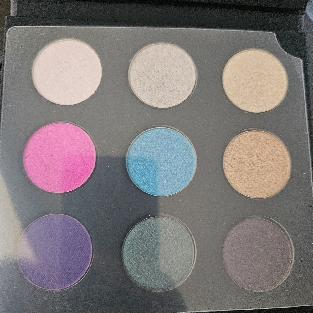 Eyeshadow - Picture 2 of 3